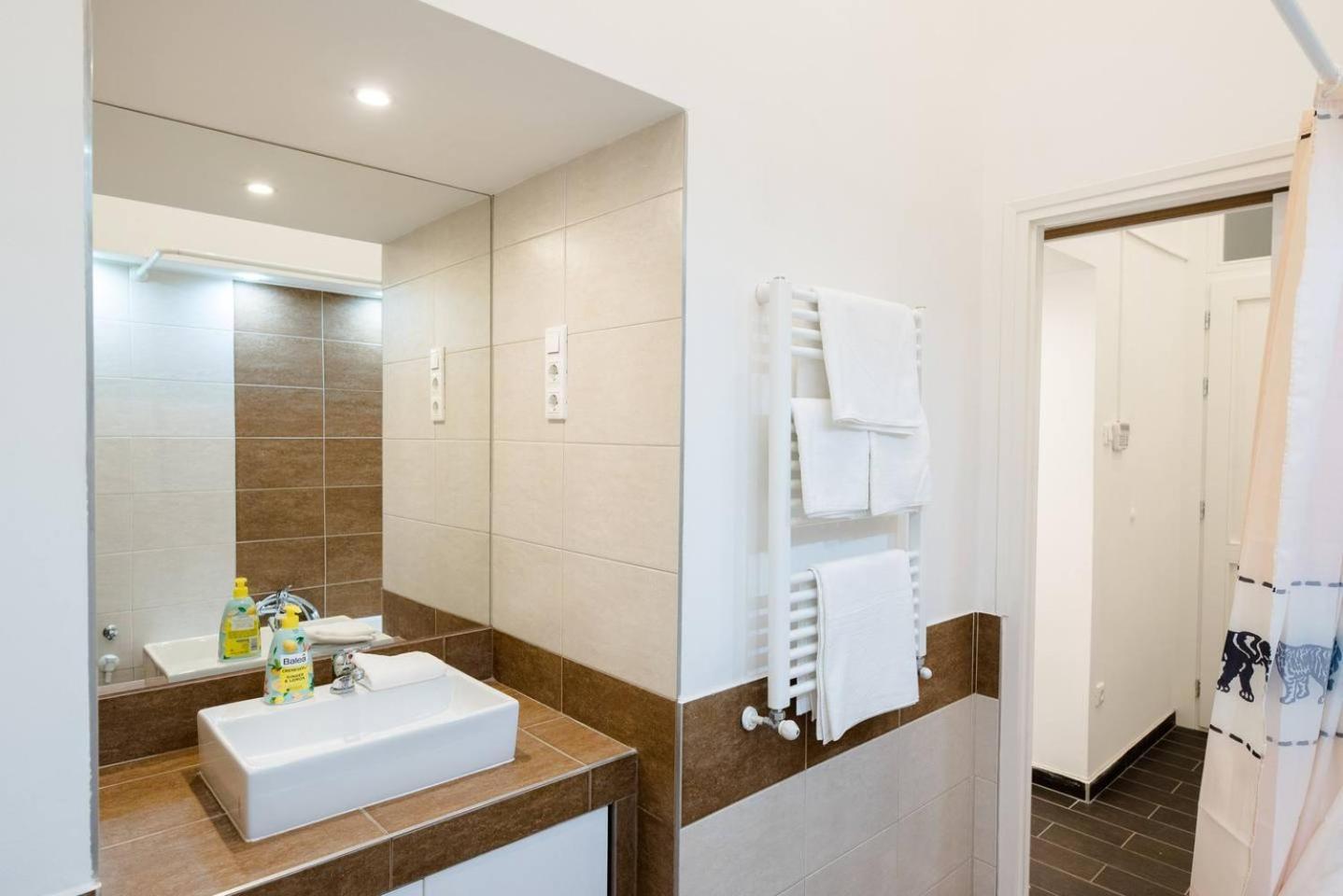 Newly Refurbished Home At Superb Location บูดาเปสต์ ภายนอก รูปภาพ